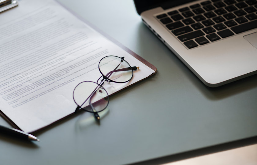 lunette-ronde-sur-documents-avec-ordinateur