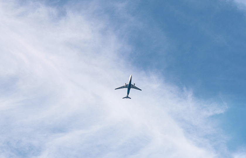 Avion de passagers dans un ciel dégagé