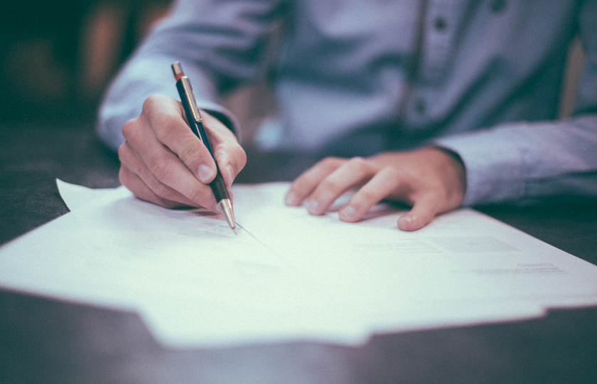 mains-signant-des-documents